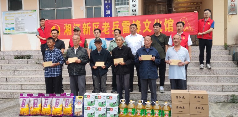 一老一小是国宝，干群携手学雷锋！雷锋湘江新区老兵雷锋文化馆：跨越山区传递温暖，展现震撼心灵力量