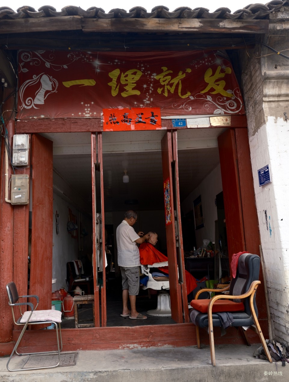 2离安康老北门5米远有家老理发店,门牌号标注是新城路42号。抬头看到“一理就发”的店名包含着店主人对美好生活的祝愿与向往。1.jpg