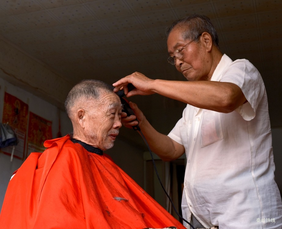 老人告诉我说:“我12岁在老家学徒理发,师傅是四川人姓张,已经去世,靠一把推子养活了一大家子。”.jpg
