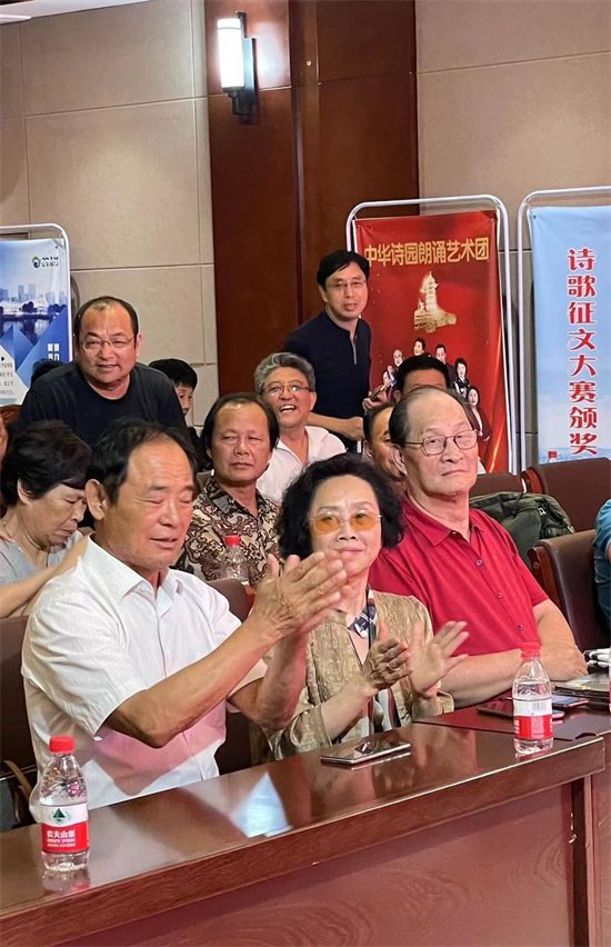 一群人坐在桌子前描述已自动生成