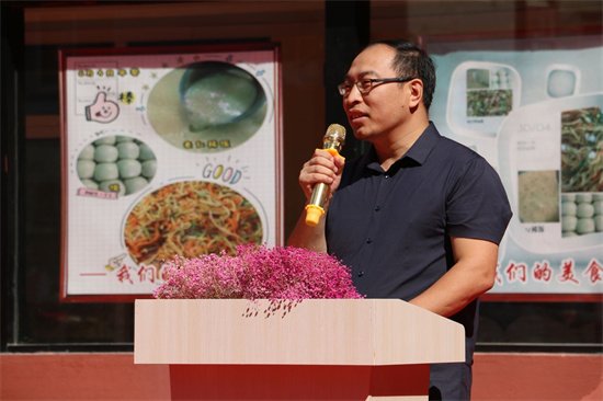 图片包含 建筑, 室内, 年轻, 男人描述已自动生成
