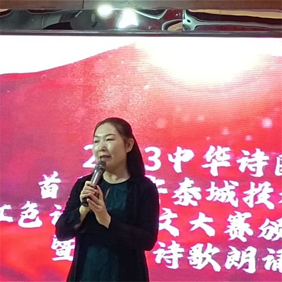 一群人站在桌子边描述已自动生成