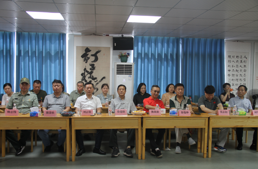 致敬建军节，和馨园的歌声特别嘹亮