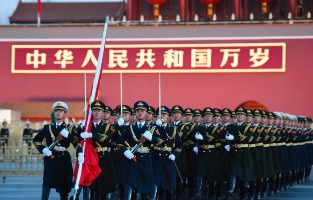 1月1日晨，北京天安门广场举行隆重的升国旗仪式