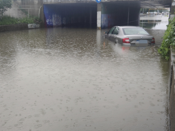  江苏海安：车遇积水被困涵洞             民警冒雨紧急救援