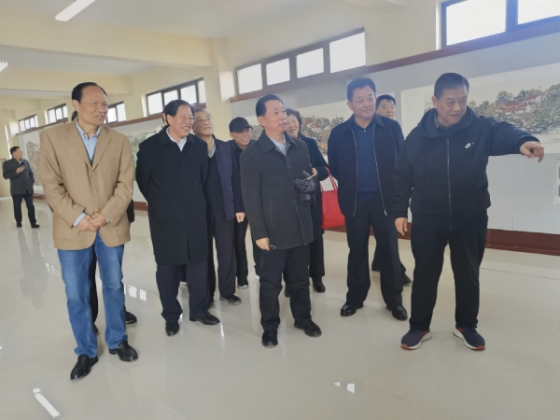 山东省枣庄市公安局部分退休老警官 组织观瞻瑞琴艺术馆